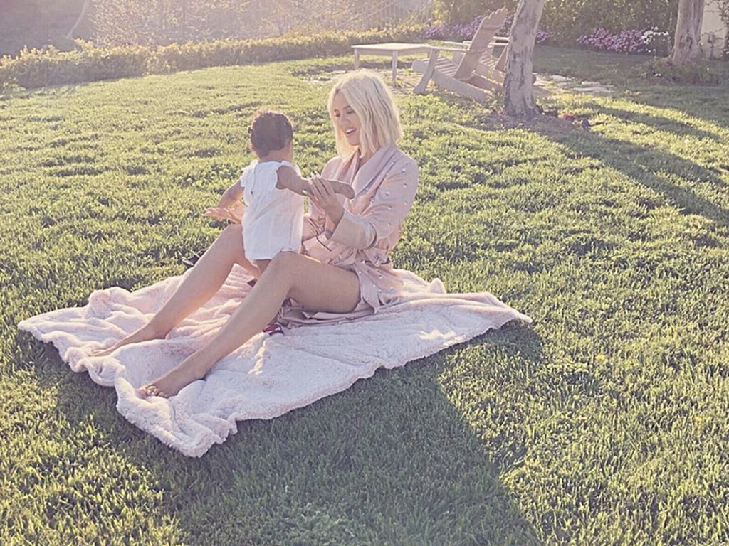 Wah! Pesta Ulang Tahun Anak Khloe Kardashian Dipenuhi Dessert Menggemaskan Wah! Pesta Ulang Tahun Anak Khloe Kardashian Dipenuhi Dessert Menggemaskan
