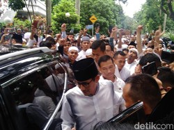 Usai Salat Jumat, Sandiaga Disambut Selawat Jemaah di Masjid