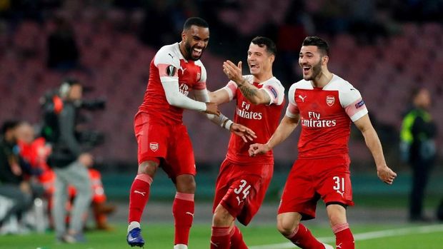 Mesut Ozil dan Sead Kolasinac (kanan) terlibat dalam percobaan perampokan beberapa waktu lalu.