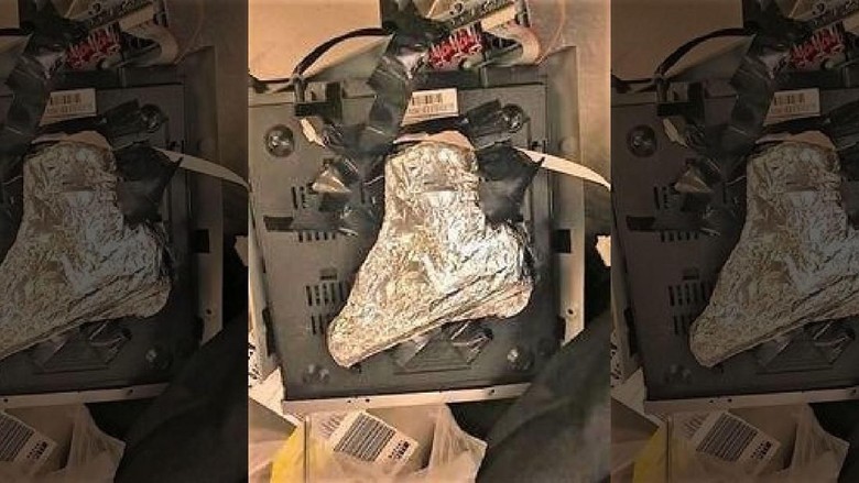 Pistol yang dibungkus aluminium foil di dalam mesin DVD (TSA)