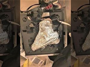 Ketahuan! Penumpang Pesawat Sembunyikan Pistol di Dalam DVD