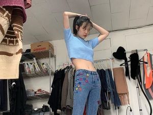 Gaya Artis Kpop Sulli yang Dihujat karena Tak Kancingkan Celana Gaya Artis Kpop Sulli yang Dihujat karena Tak Kancingkan Celana