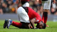 Sujud syukur dilakukan Paul Pogba usai mencetak gol ketiga bagi Manchester United lewat titik penalti melawan Fulham di Liga Inggris, Februari 2019. Pogba mencetak dua gol di pertandingan itu, dan MU pun menang 3-0. Foto: Getty Images