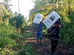 Begini Perjuangan TNI-Polri Kawal Logistik Pemilu di Medan Berat