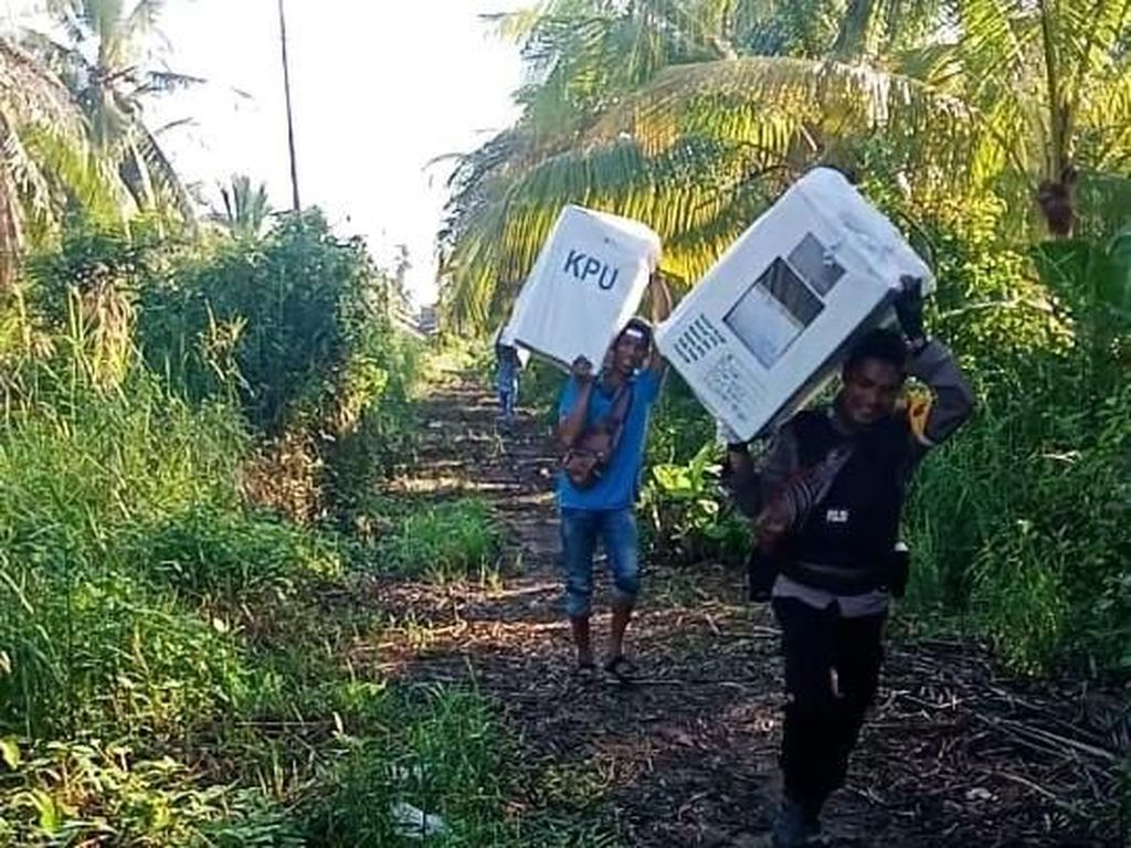 Begini Perjuangan TNI-Polri Kawal Logistik Pemilu di Medan Berat Begini Perjuangan TNI-Polri Kawal Logistik Pemilu di Medan Berat