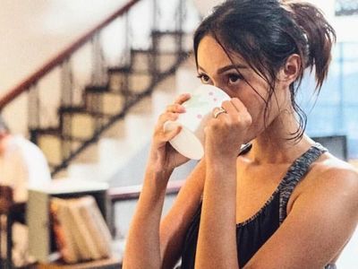 Della Dartyan, Pemain Pocong The Origin Ternyata Hobi Ngopi
