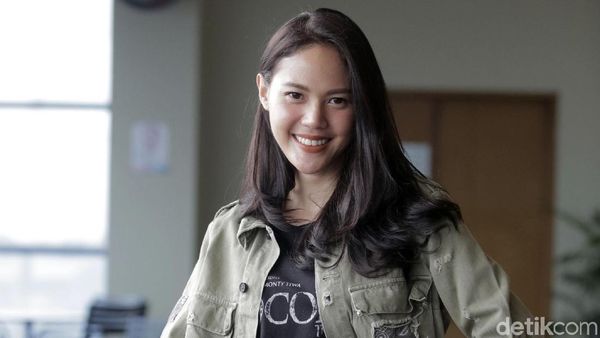 Della Dartyan... Senyummu itu Lho!