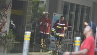 Potret Petugas Damkar Padamkan Api di Bandara Ngurah Rai Bali
