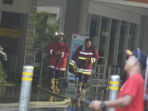 Potret Petugas Damkar Padamkan Api di Bandara Ngurah Rai Bali