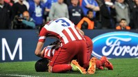 Satu lagi pemain Atletico yang berselebrasi dengan sujud syukur. Adalah pemain berdarah Turki Arda Turan setelah mencetak gol ketiga Los Rojiblancos di semifinal leg II Liga Champions 2013/14 di markas Chelsea yang berakhir menang 3-1. Foto: Getty Images