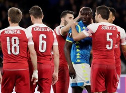 Lini belakang Arsenal tampil oke melawan Napoli. Dalam dua leg, mereka membukukan clean sheet. (Foto: Ciro De Luca/Reuters)
