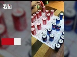Unik! Main Catur Pakai Kaleng Soda Jadi Viral di Internet