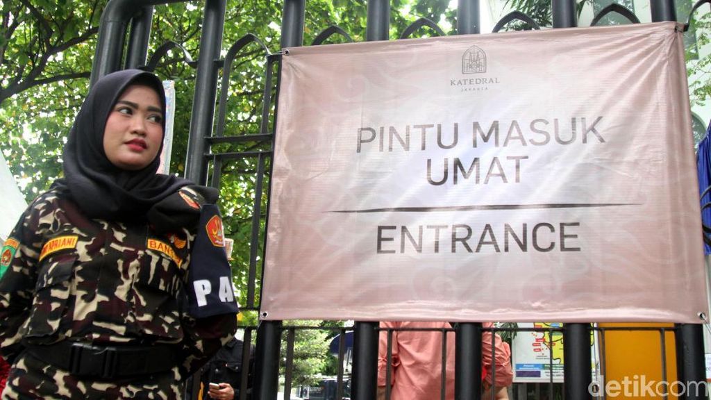 Banser Wanita Jaga Misa Jumat Agung di Gereja Katedral Jakarta