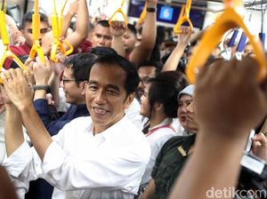 Saat Jokowi Berdesakan di MRT