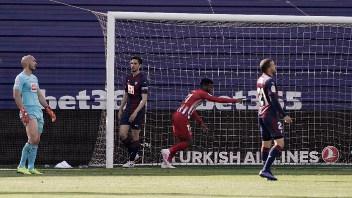 Thomas Lemar saat membobol gawang Eibar di pekan ke-35 Liga Spanyol. Lemar mengantar Atletico menang 1-0 di laga tersebut. (Foto: Vincent West/Reuters)