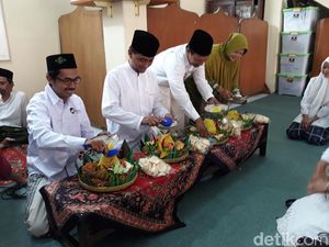Tentang Tangis Iriana Jokowi Saat Mencium Hajar Aswad Tentang Tangis Iriana Jokowi Saat Mencium Hajar Aswad