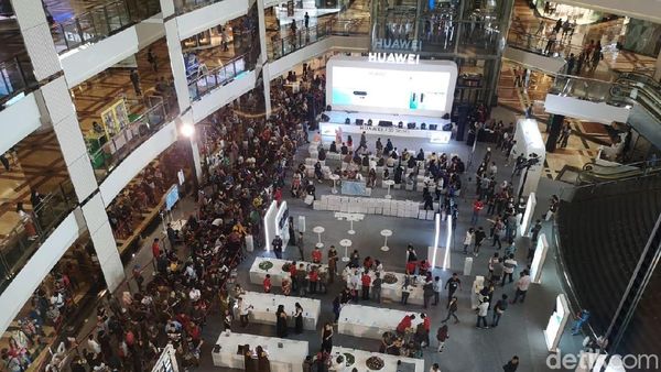 Antrean Mengular Penjualan Perdana Huawei P30 di Jakarta
