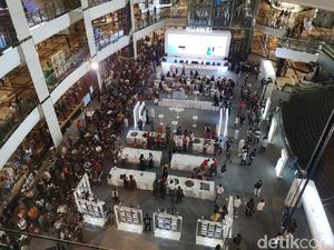 Antrean Mengular Penjualan Perdana Huawei P30 di Jakarta