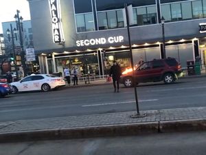 Waduh! Ada Pria Nekat Bakar Mobil di Jalan