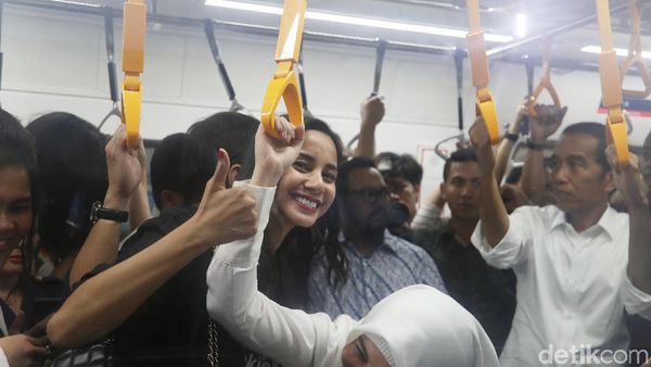 Para Artis Ibu Kota Ikutan Jokowi Naik MRT