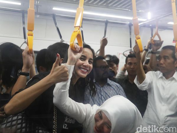 Para Artis Ibu Kota Ikutan Jokowi Naik MRT