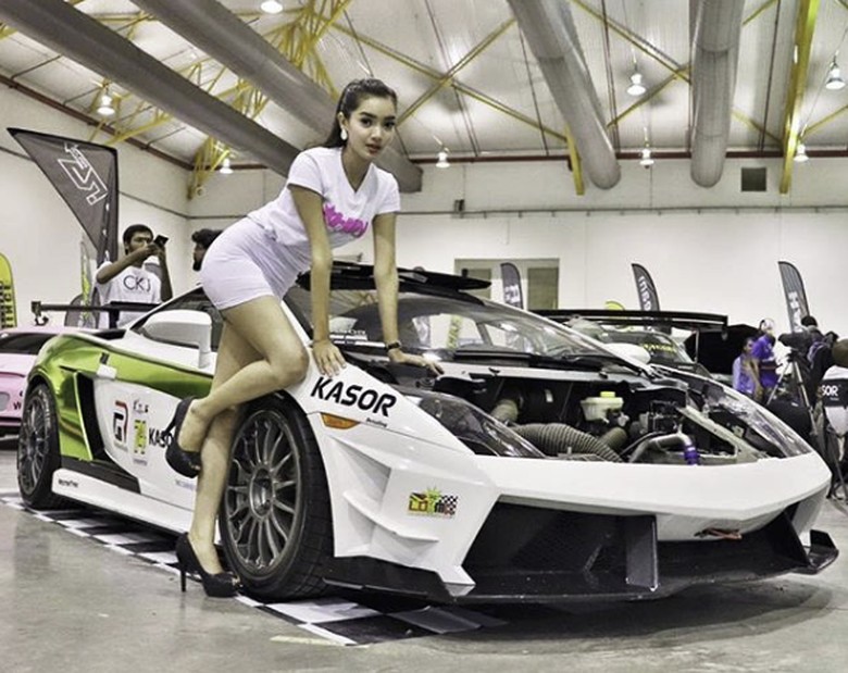 Waw, Model Ini Kepingin Jadi Pembalap Mobil