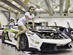 Waw, Model Ini Kepingin Jadi Pembalap Mobil