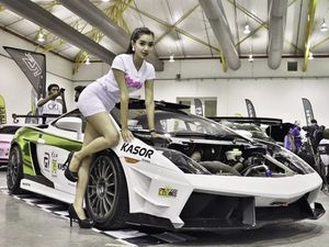 Waw, Model Ini Kepingin Jadi Pembalap Mobil Waw, Model Ini Kepingin Jadi Pembalap Mobil