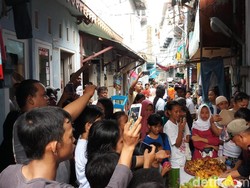 Jokowi Menang Versi QC, Warga Kampung Deret Pejompongan Potong Tumpeng