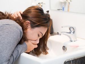 Makan Makanan Panas Terlalu Cepat, Wanita Ini Malah Muntah Darah