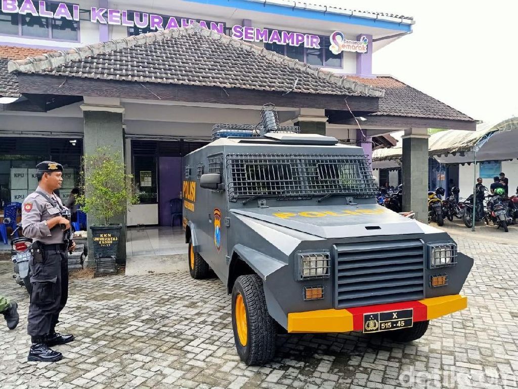 Mobil Rantis Disiagakan di Kota Kediri Kawal Rekapitulasi PPK Mobil Rantis Disiagakan di Kota Kediri Kawal Rekapitulasi PPK