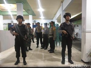 Polisi Kawal Ketat Rekapitulasi Hingga Tingkat PPK Polisi Kawal Ketat Rekapitulasi Hingga Tingkat PPK
