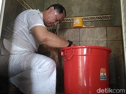 Caleg Gerindra Mandi Kembang di Padepokan Anti Galau