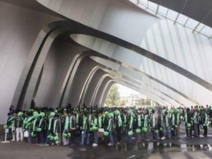 30 Ribu Driver GrabBike Dapat Helm Baru 30 Ribu Driver GrabBike Dapat Helm Baru