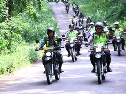 Dengan Trail, Polisi Patroli Amankan PPK di Madiun