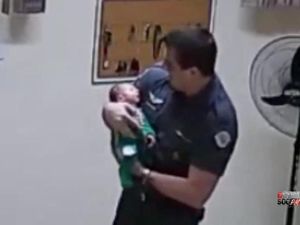 Heroik! Aksi Polisi Selamatkan Bayi 21 Hari yang Tersedak