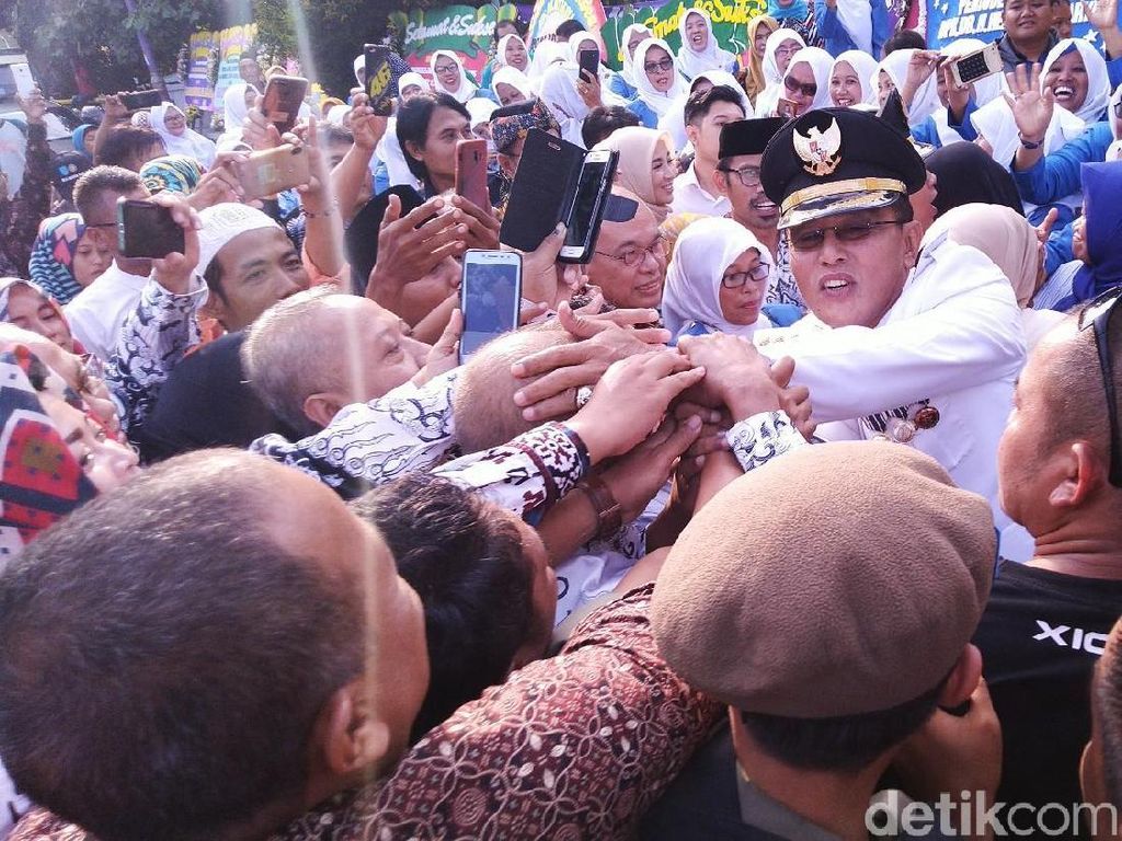 Usai Dilantik, Bupati-Wabup Ciamis Disambut Meriah Ribuan Warga Usai Dilantik, Bupati-Wabup Ciamis Disambut Meriah Ribuan Warga