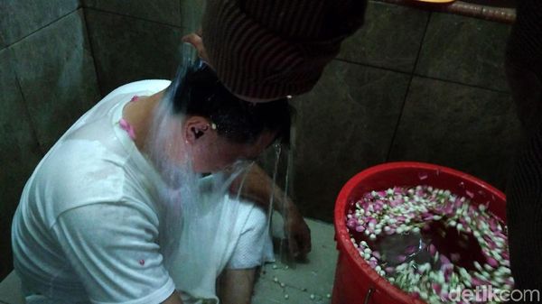 Caleg Gagal Mandi Kembang di Padepokan Anti Galau