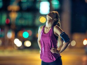 Kena Macet, Wanita Jogging Memutari Mobilnya Kena Macet, Wanita Jogging Memutari Mobilnya