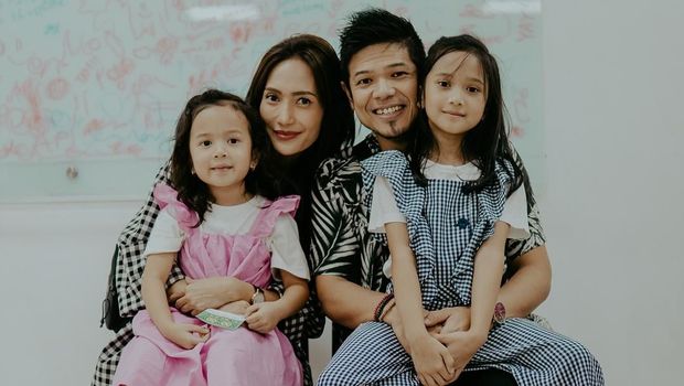 Artika Sari Devi dan keluarga