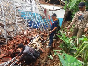 Longsor Timpa 2 Ruang Kelas, UNBK di MTS Nurul Hatta Terganggu Longsor Timpa 2 Ruang Kelas, UNBK di MTS Nurul Hatta Terganggu