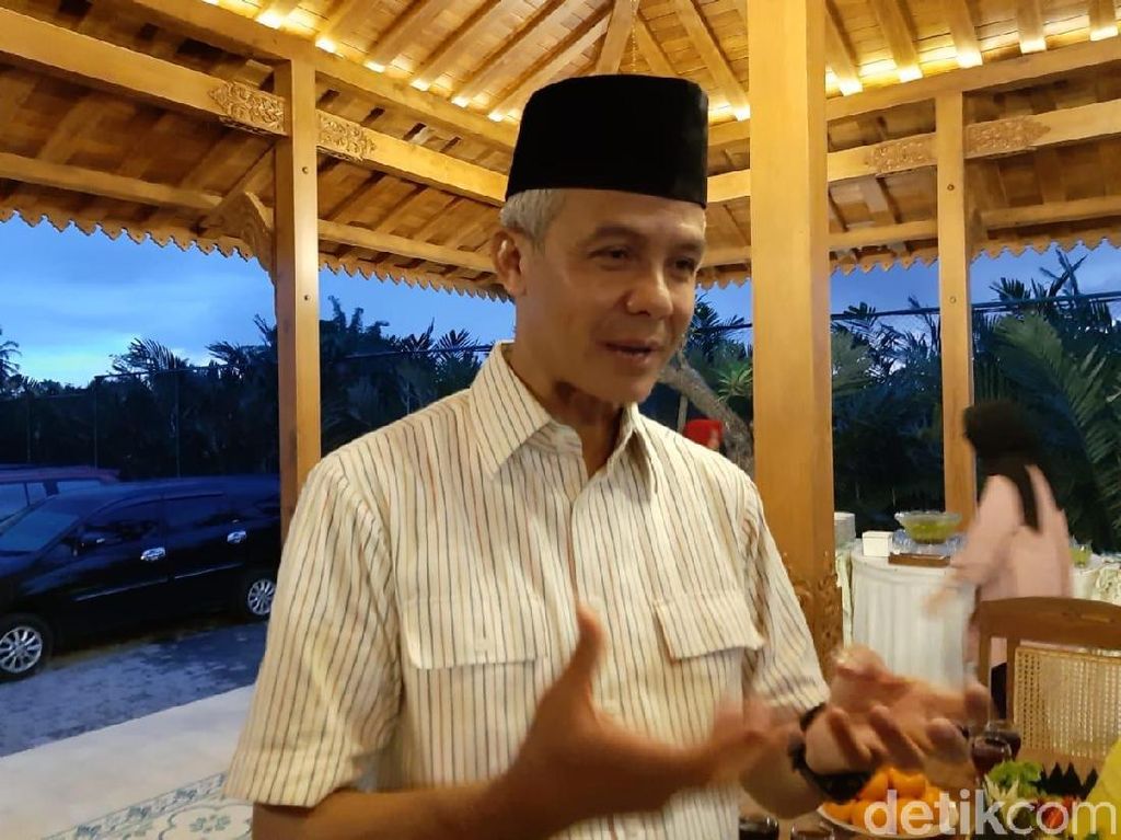 Demi Rakyat, Ganjar Dorong Jokowi-Prabowo Foto Bareng Demi Rakyat, Ganjar Dorong Jokowi-Prabowo Foto Bareng