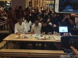 Tak Boikot Nasi Padang, Jokowi Lahap Makan Ayam Pop dan Daun Singkong