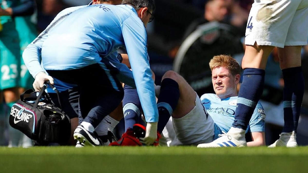 Gelandang Manchester City Kevin De Bruyne mengalami cedera otot saat menghadapi Tottenham Hotspur di Etihad Stadium, Sabtu (20/4/2019). (Foto: Phil Noble/Reuters)
