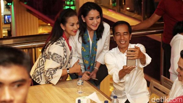 Makan Siang di Grand Indonesia, Jokowi Jadi Sasaran Wefie
