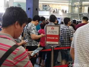 Rela Antre dari Jumat Malam Demi Dapat Huawei P30