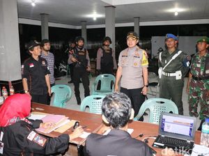 Polisi Kawal dan Amankan Rekapitulasi Surat Suara 24 Jam Polisi Kawal dan Amankan Rekapitulasi Surat Suara 24 Jam