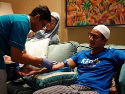 Saat Sampel Darah Sandiaga Uno Diambil