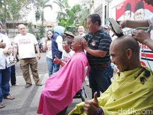 Jokowi Menang Versi Quick Count, Pendukung Selebrasi Gunduli Kepala