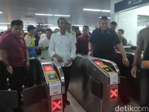 Usai Nge-mal di Grand Indonesia, Jokowi Pulang Naik MRT
